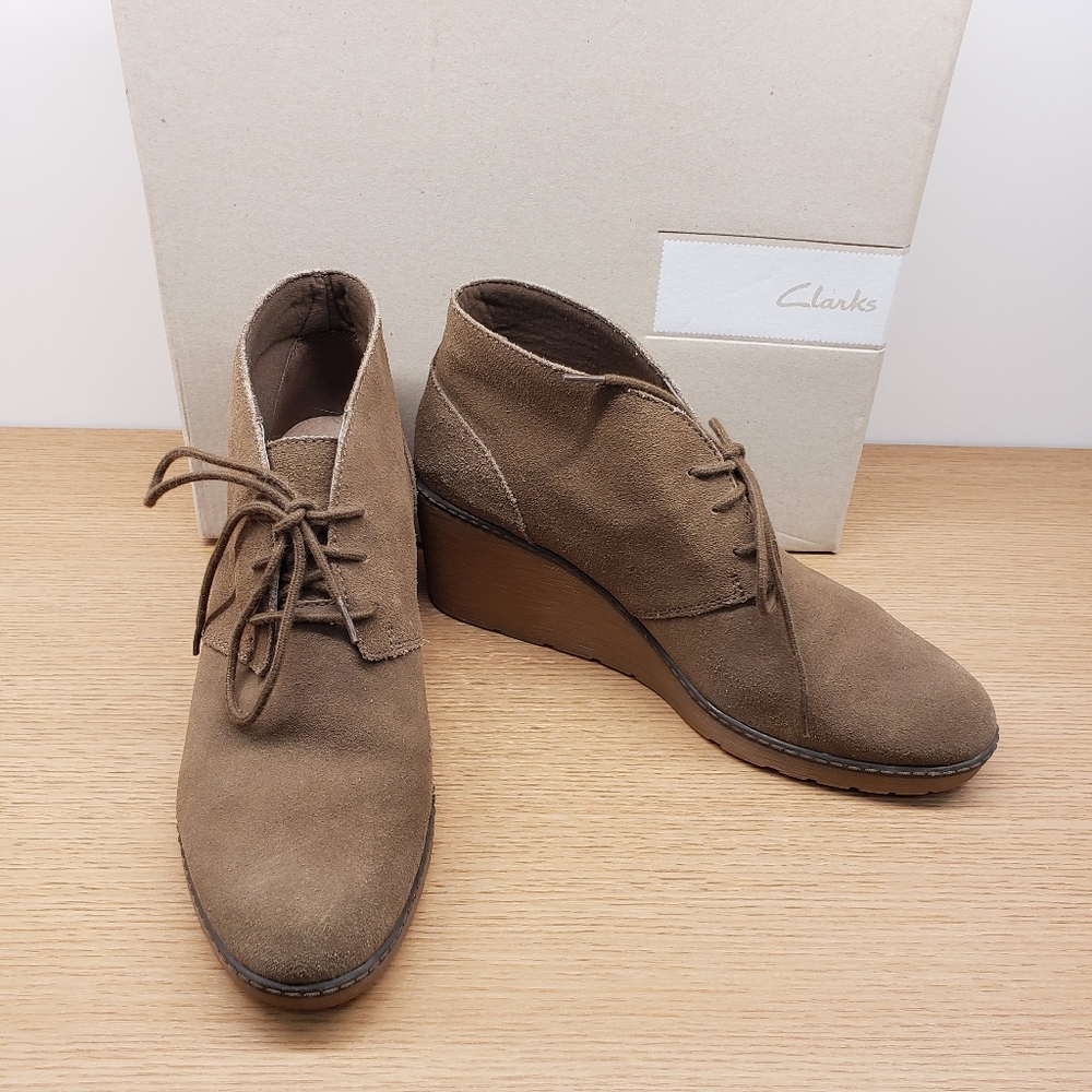 Clarks Hazen Charm Wedge Bootie Olive size 10 medium